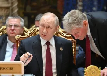 Vladimir Putin, presidente della Federazione Russa, con il portavoce Dmitry Peskov (d) (Ansa)