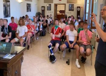 Don Matteo Galaverni fa lezione a giovani visitatori della Specola