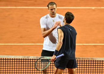 Lorenzo Musetti e Alexander Zverev si salutano agli Internazionali d'Italia (Foto ANSA)