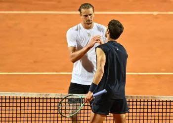 Lorenzo Musetti e Alexander Zverev si salutano agli Internazionali d'Italia (Foto ANSA)