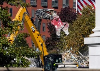 I lavori di demolizione dell'East Wing della Casa Bianca (Ansa)