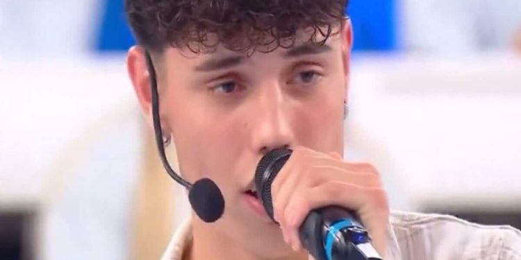 Riccardo e la dedica allo zio morto nella puntata di Amici 25 (Fonte WittyTV)