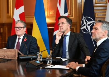 Volenterosi riuniti a Londra: Keir Starmer (s), Mark Rutte e Dick Schoof premier dei paesi Bassi (Ansa)