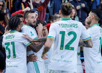 Dybala, al centro, festeggiato dai compagni della Roma dopo un gol (Foto Ansa)