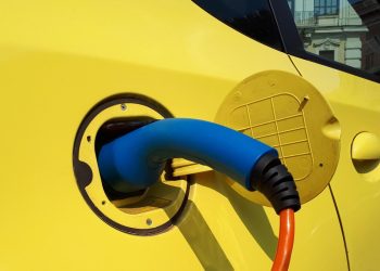 Ricarica di un'auto elettrica (Ansa)