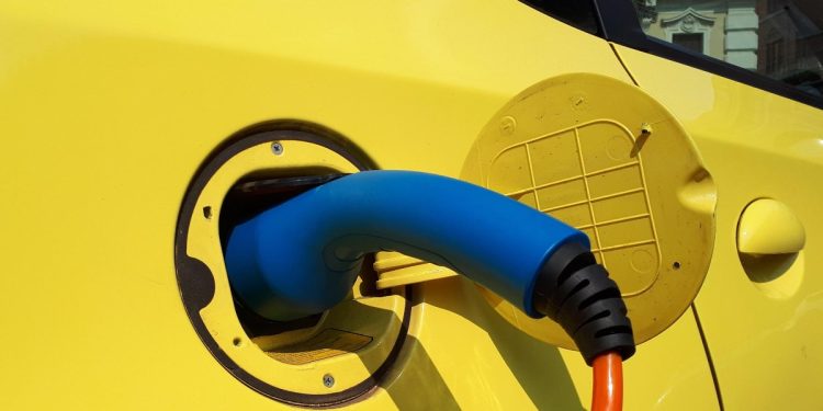 Ricarica di un'auto elettrica (Ansa)