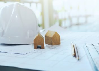 Casco e documenti da cantiere