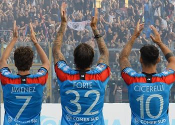 Il Catania esulta con i suoi tifosi (da facebook.com/officialcataniafc)