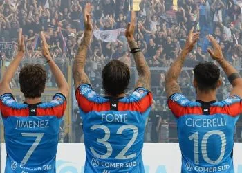 Il Catania esulta con i suoi tifosi (da facebook.com/officialcataniafc)