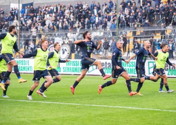 La Cavese festeggia una vittoria (da facebook.com/Cavese1919OfficialPage)