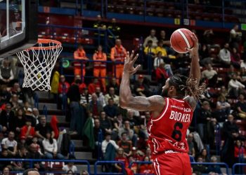 Devin Booker schiaccia con l'Olimpia Milano (da facebook.com/OlimpiaMilano1936)