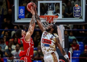 Jordan Parks stoppa Quinn Ellis in Milano Venezia (da facebook.com/ReyerVenezia)