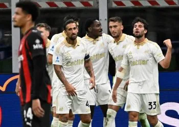 Nzola festeggiato dai compagni del Pisa dopo il gol al Milan (Foto Ansa)