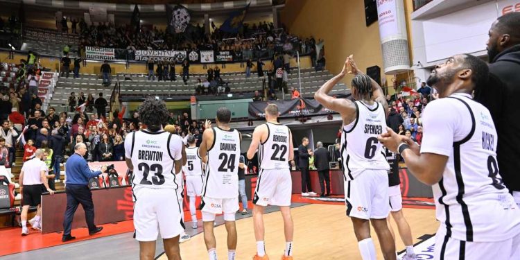 La APU Udine saluta i suoi tifosi (da facebook.com/apudine)