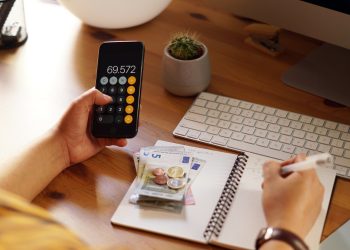 Calcolatrice e soldi in euro