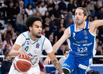 Jacob Gilyard contro Amedeo Della Valle in Brescia Cantù (da facebook.com/pallcantu)