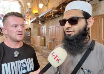L'imam Umayr Mulla (Foto: YouTube -
Tommy Robinson)