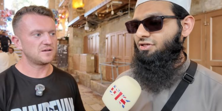 L'imam Umayr Mulla (Foto: YouTube -
Tommy Robinson)