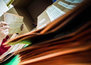 Spoglio delle schede referendarie (Ansa)