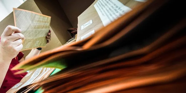 Spoglio delle schede referendarie (Ansa)