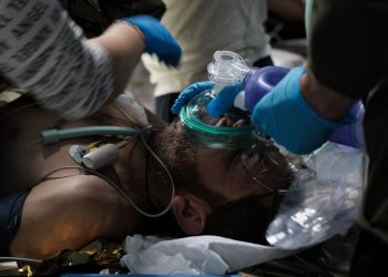 Personale sanitario presta soccorso d'urgenza ad un soldato ucraino ferito a Pokrovsk (Ansa)