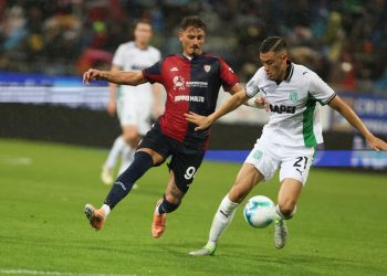 Idzes del Sassuolo ostacola Sebastiano Esposito del Cagliari (Foto Ansa)