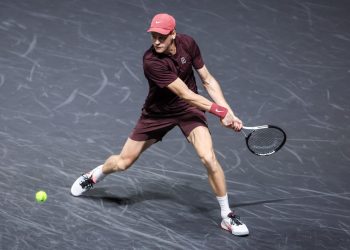 Jannik Sinner in azione a Parigi Bercy (Foto ANSA)
