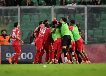 Il gruppo del Monza festeggia una vittoria (da facebook.com/ACMonza)