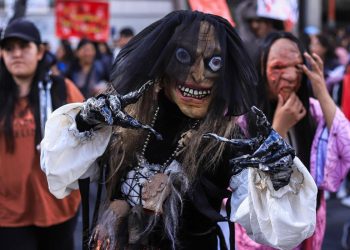 Parata zombie in occasione di Halloween a La Paz, Bolivia (Ansa)