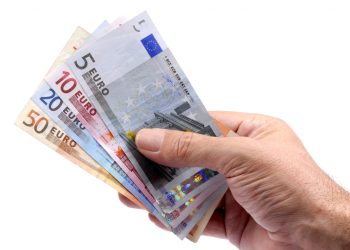 banconote di euro in mano
