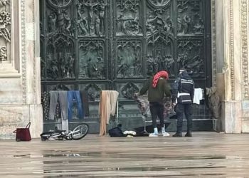 Milano: i panni stesi dal clochard davanti al Duomo