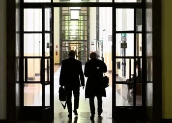 Persone camminano al terzo piano di Palazzo di Giustizia a Milano, 17 ottobre 2025. ANSA/DANIEL DAL ZENNARO