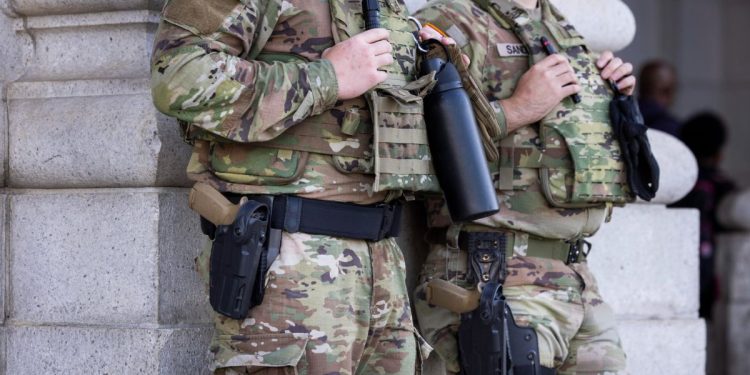 La Guardia Nazionale negli USA (Foto: ANSA-EPA/JIM LO SCALZO)