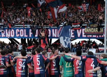 I calciatori della Sambenedettese esultano coi tifosi (ussambenedettese.it)