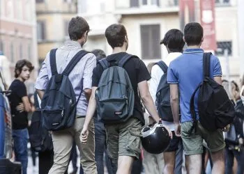 Studenti e professori all'ingresso del liceo Ennio Quirino Visconti, Roma (Ansa)