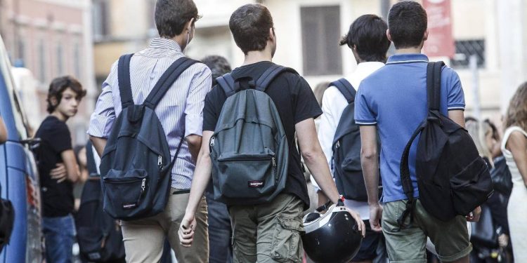 Studenti e professori all'ingresso del liceo Ennio Quirino Visconti, Roma (Ansa)