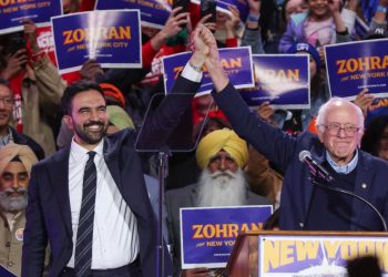 Zohran Mamdani (s) con Bernie Sanders (Ansa)