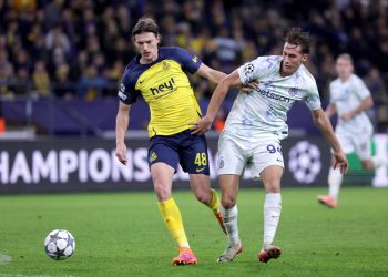 Leysen della Royale Union Saint-Gilloise lotta con Pio Esposito dell'Inter (Foto Ansa)