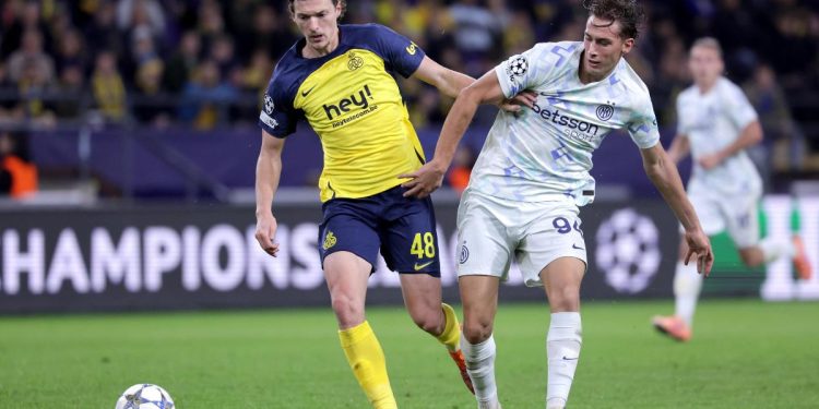 Leysen della Royale Union Saint-Gilloise lotta con Pio Esposito dell'Inter (Foto Ansa)