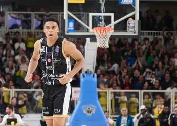 Patrick Hassan con la Dolomiti Energia Trento (da facebook.com/AquilaBasketTN)