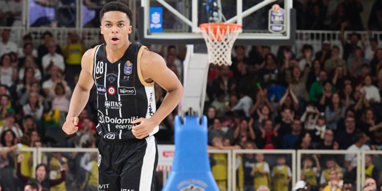 Patrick Hassan con la Dolomiti Energia Trento (da facebook.com/AquilaBasketTN)