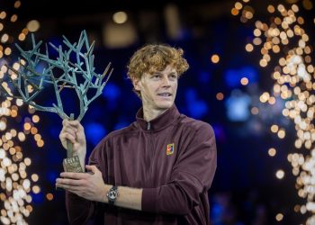 Jannik Sinner con il trofeo di Parigi Bercy (Foto ANSA)