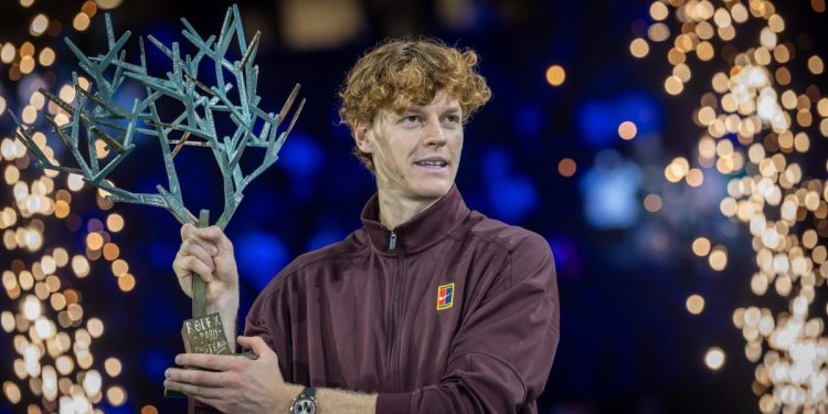 Jannik Sinner con il trofeo di Parigi Bercy (Foto ANSA)