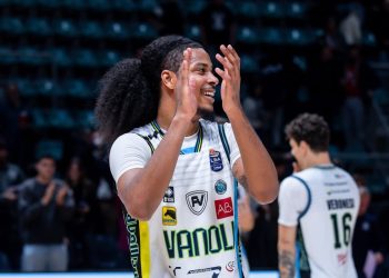 Tayjon Jones esulta con la Vanoli Cremona (da facebook.com/VanoliBasketCremona)