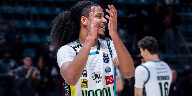 Tayjon Jones esulta con la Vanoli Cremona (da facebook.com/VanoliBasketCremona)