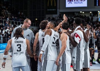 La Virtus Bologna festeggia la vittoria di Trento (da facebook.com/virtusbologna)