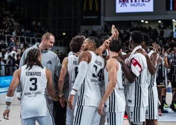 La Virtus Bologna festeggia la vittoria di Trento (da facebook.com/virtusbologna)