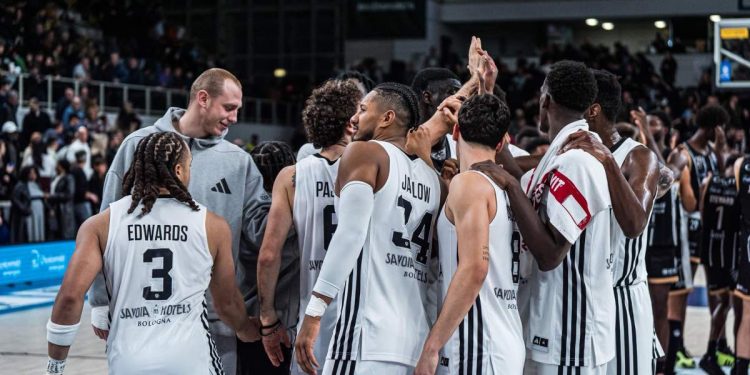 La Virtus Bologna festeggia la vittoria di Trento (da facebook.com/virtusbologna)