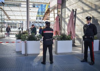 Inquirenti in piazza Gae Aulenti a Milano dopo l'accoltellamento