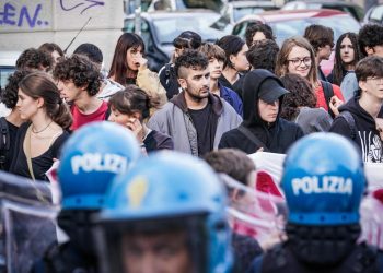 Gli "Studenti indipendenti" protestano contro il ministro dell'Istruzione Valditara in visita alla scuola "Piazza dei mestieri". Torino 25 settembre 2024 (ANSA/TINO ROMANO)
